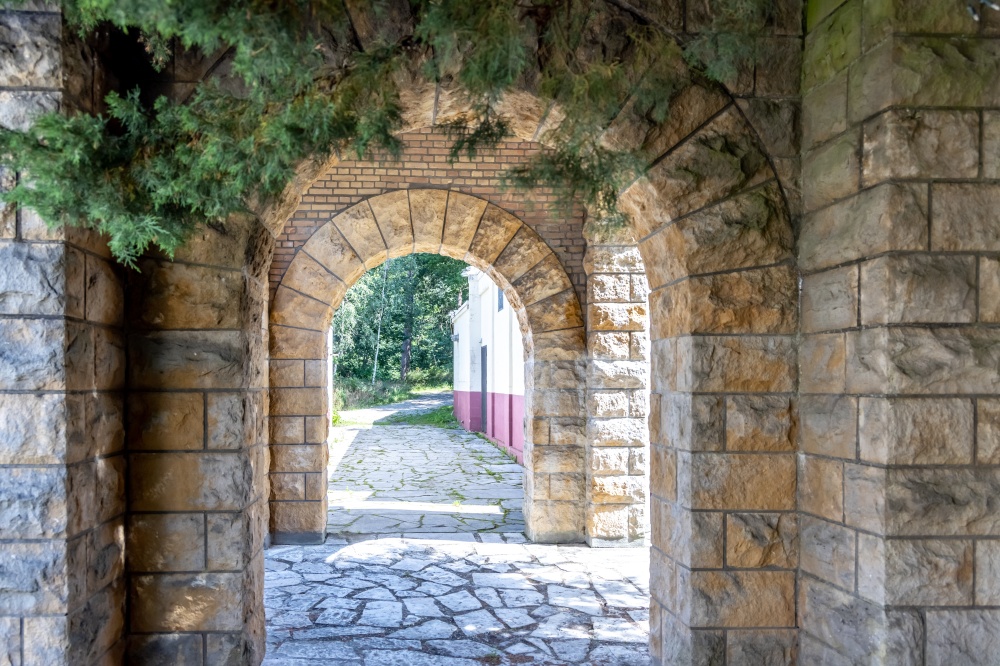 Een Romeinse poort in Museumpark Orientalis.