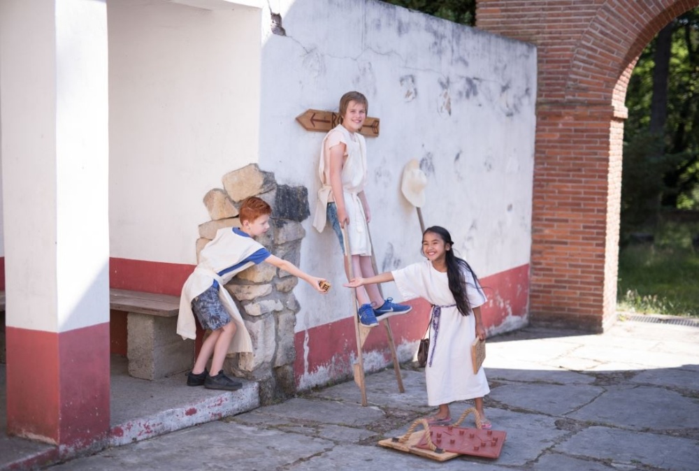 Spelende kinderen in de Romeinse straat in Museumpark Orientalis Heilig Landstichting