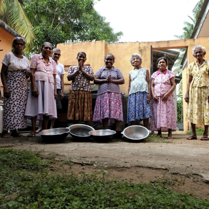 Oudere bewoners van Wadduwa die dankbaar zijn voor de hulp