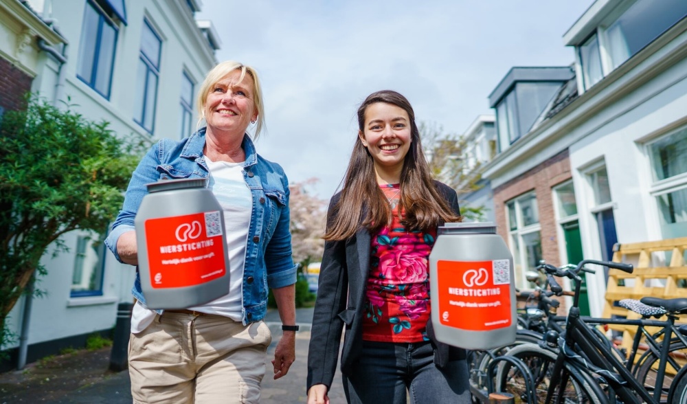 vrijwilligers van de nierstichting aan het collectelopen