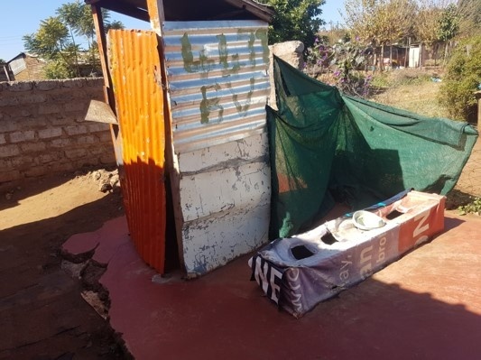 Oude situatie toiletten Rainbow Kids