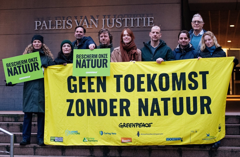Vrijwillgers van Green Peace in actie